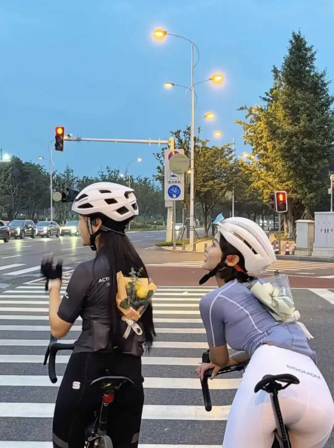 原来最美的遇见，是刚好你也在等红绿灯。