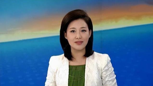 央视主播郑丽：结婚丁克7年不生娃，37岁高龄生女，婆婆激动落泪