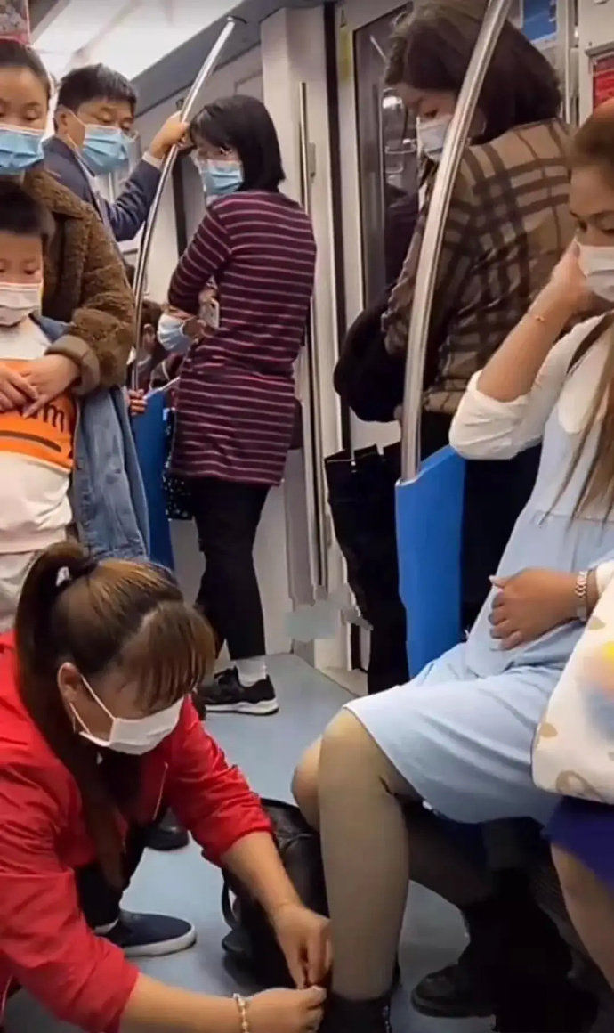 一位坐在座位上的红衣大姐