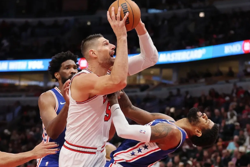 保罗-乔治：恩比德才是我们的大中锋，我厌倦了去防守对方的5号位。

乔治这是明着