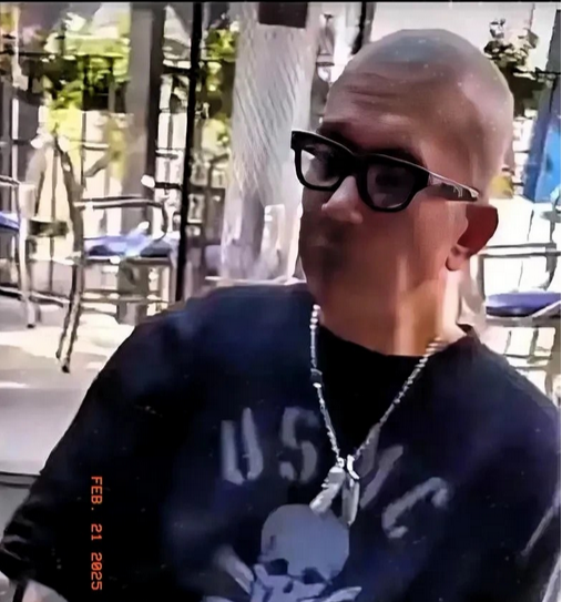 瞧见一张照片，看着像回国后的具俊晔，那状态着实不太好，满脸疲惫，眼神里都透着憔悴