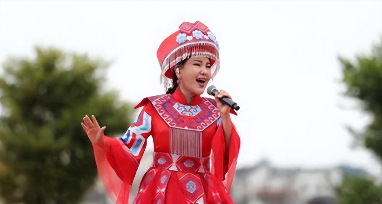 在演唱《套马杆》时，每当唱到 “套马的汉子你威武雄壮” 中的 “汉子” 二字，乌