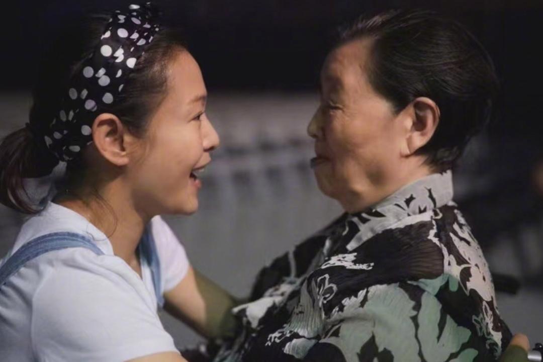 刘若英的家世非常显赫。
爷爷黄埔一期学员。曾经留学苏联。在国军当中担任很多重要角
