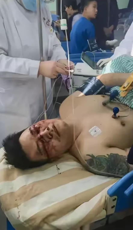大连中年男子因为被拖欠工程款而跳海自杀。落入水中后，因为穿着羽绒服，漂浮在海面没