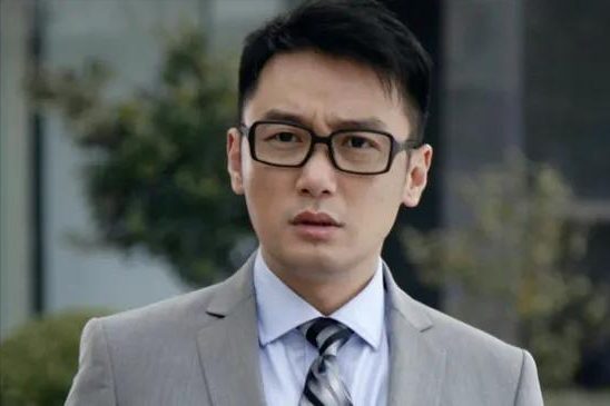 他曾是央视主持,现在沦落到在演艺圈跑龙套,20年过去后悔了没有(央视原知名主持人有哪些)-第21张图片-九妖电影 他曾是央视主持,现在沦落到在演艺圈跑龙套,20年过去后悔了没有(央视原知名主持人有哪些)-第21张图片-九妖电影