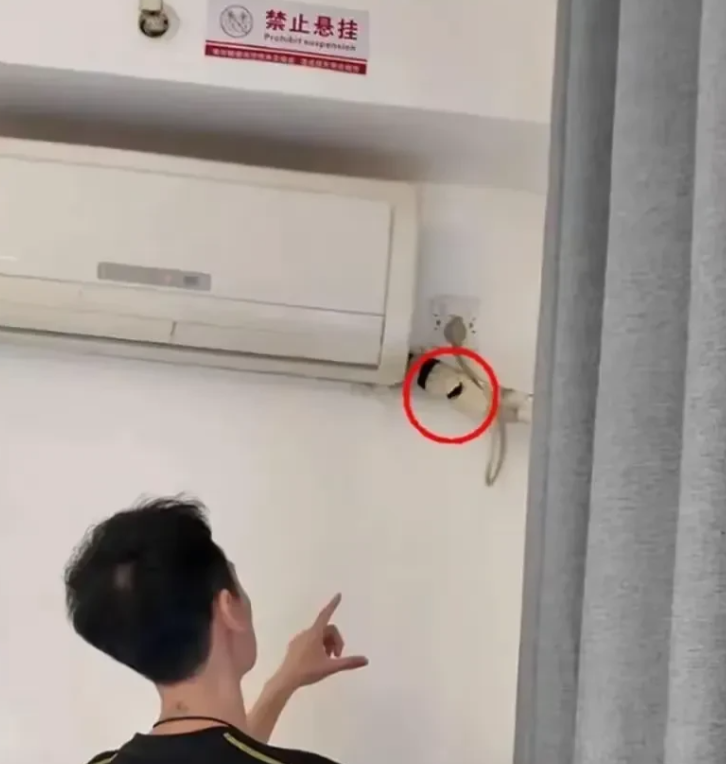 河北石家庄，男子在民宿房间发现3个偷拍摄像头后，民宿老板带人进行围堵。报警后，男