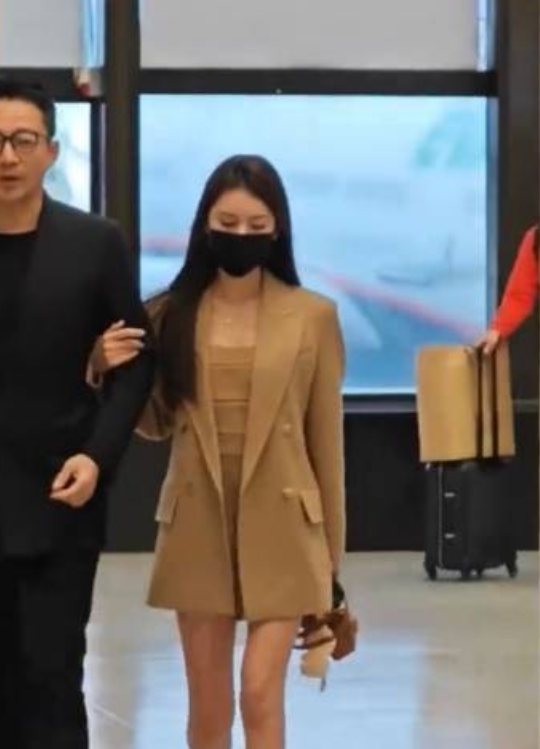 汪小菲携马筱梅返台！被问“来台目的”面无表情，紧牵马筱梅不放手，马筱梅像个乖乖女