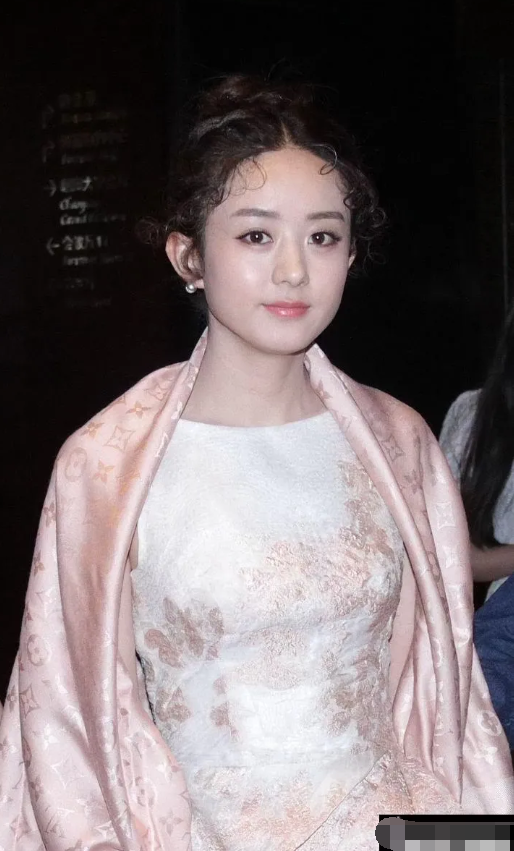 赵丽颖前后对比照，说实话我还是喜欢她以前有点带婴儿肥的时候，那时候看起来更加的灵