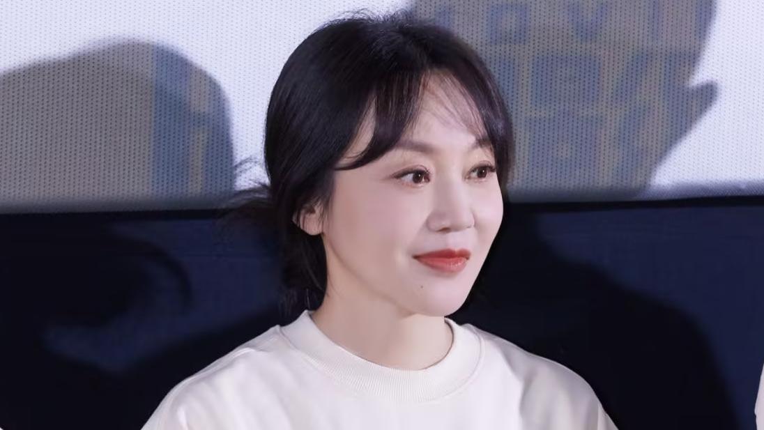 风情女人闫妮：离婚后三次吃嫩草，如今53岁依然相信爱情