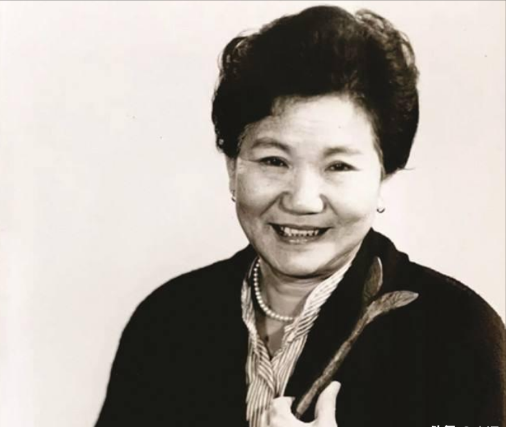 2000年，已经奄奄一息的赵丽蓉在家人的帮助下穿好寿衣，亲自立好遗嘱，然后环视了