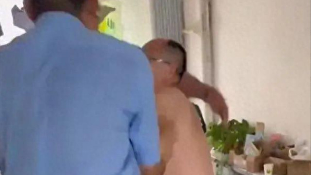 衣服都没穿，男子遭物业拖出家中殴打！警方通报
