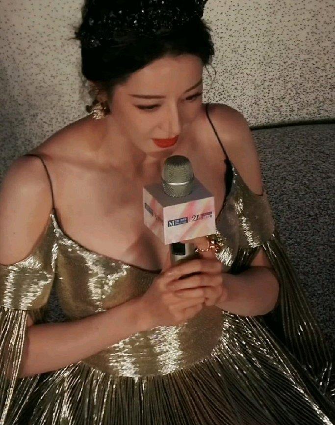 发现新视角了，迪丽热巴活动路透片段好美好漂亮