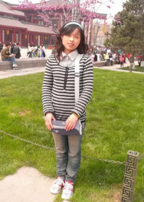 2008年，四川地震，21岁女教师被埋进废墟，救援人员挖到她时，看到她身体断成三