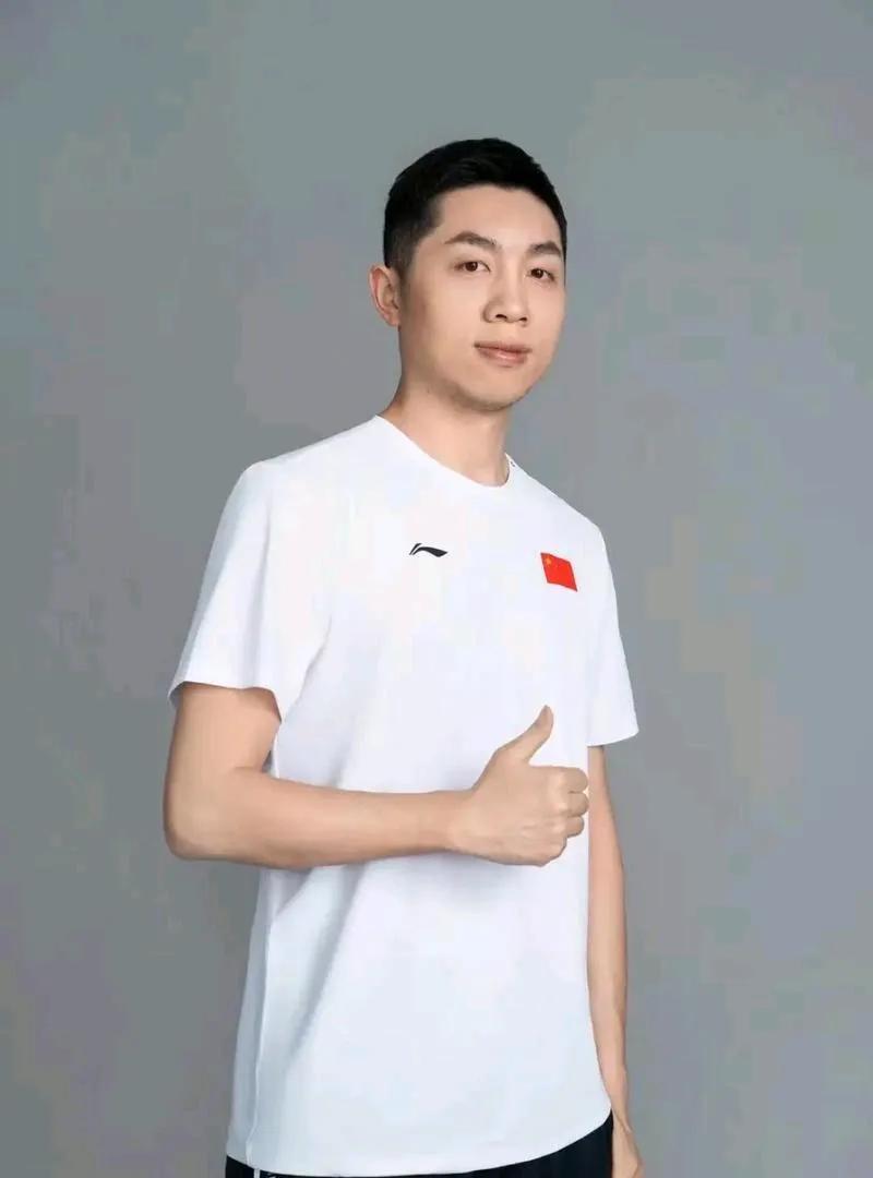 我最近刷到一个许昕的采访，笑不活了！主持人问他：“想没想过带孩子上综艺呀？” 许