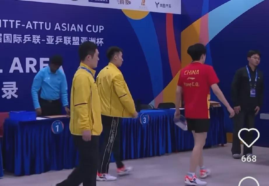 王楚钦又是最后一个下班。
 
训练馆里已经没人了，今晚也没看到王皓教练出现，一直