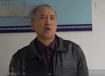 周胜华老人在取款后与孩子吃早餐时，不慎将装有15万元现金的袋子当作垃圾丢弃。
