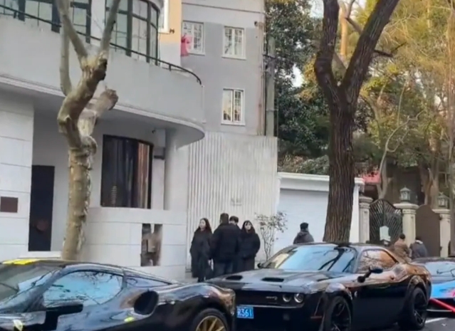 上海人太猛了。上海那些土豪们，为了让韩国人看一下他们的实力，居然过上了上班打卡的