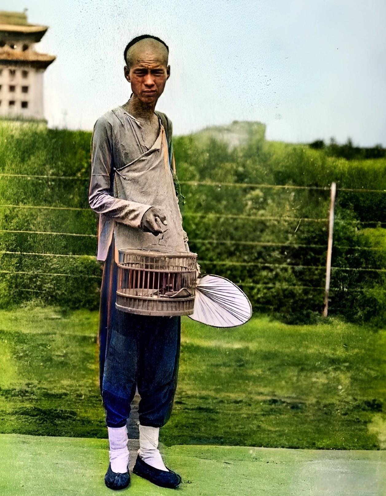 晚清，一位年纪轻轻的男子提着鸟笼出来遛鸟。男子养鸟遛鸟的嗜好应该是从父辈那里学来
