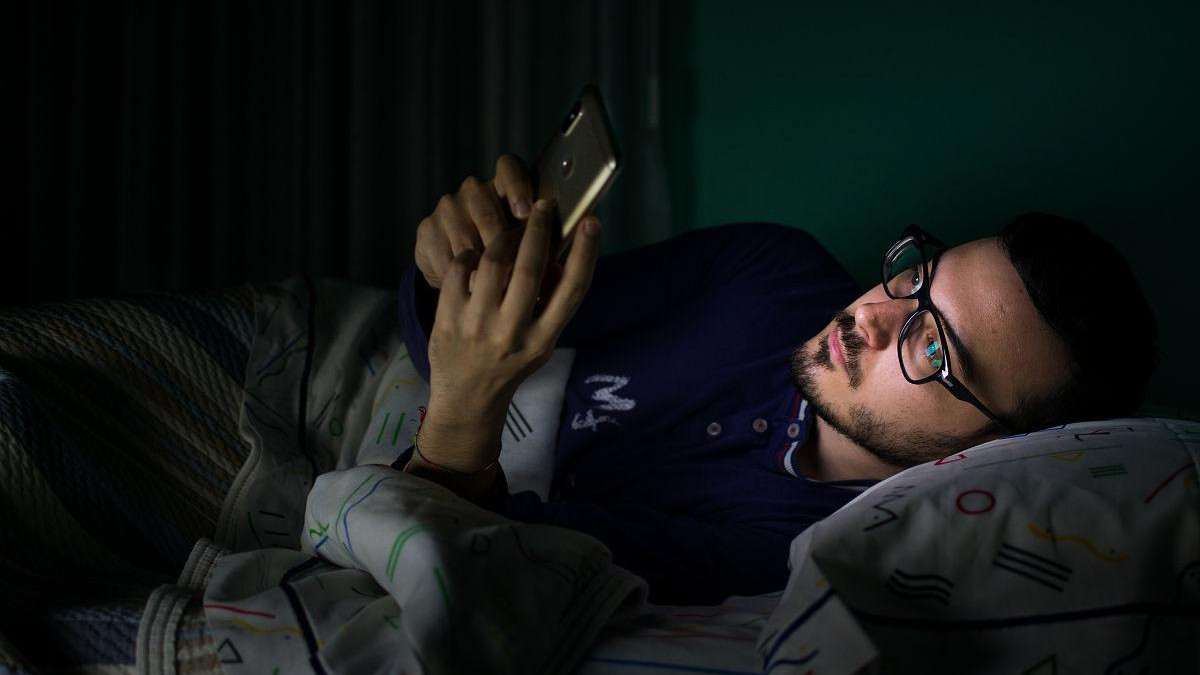 夜晚偷偷浏览黄色网站时，遇到风险警告你会知难而退，还是无视？