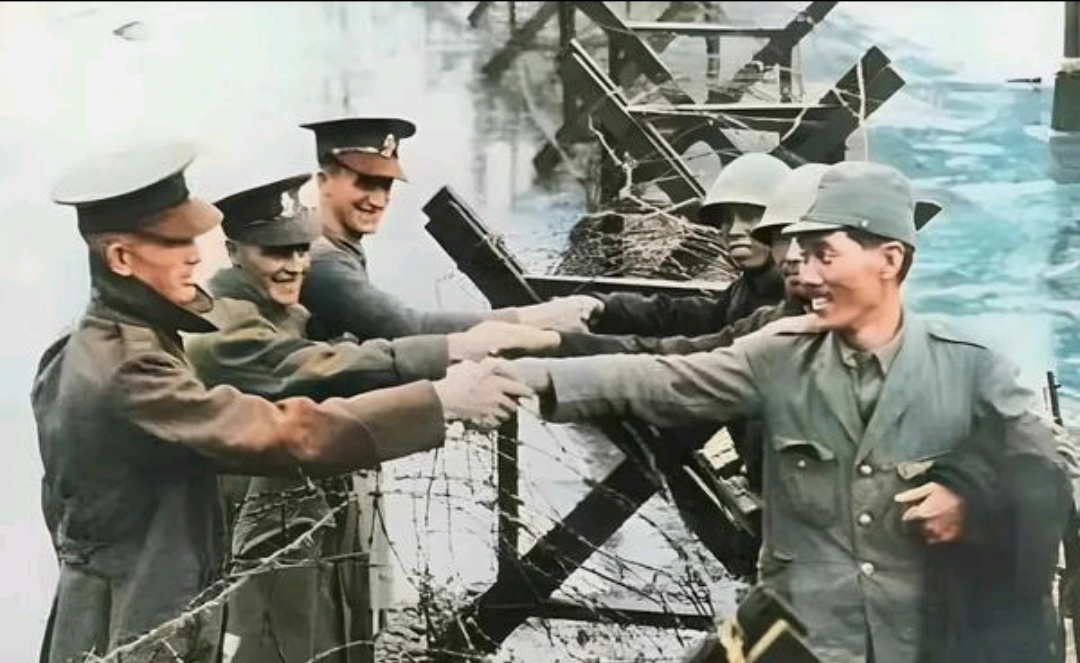 一张罕见的历史照片！

1937年，上海租界内，英国士兵与日寇士兵隔着铁丝网握手