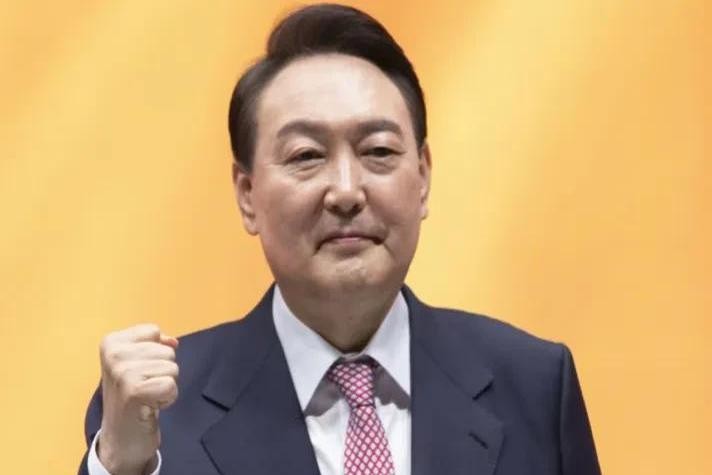 尹锡悦真是太开心了！就在昨天，2月14日，韩国宪法法院决定2月20日下午2点进行
