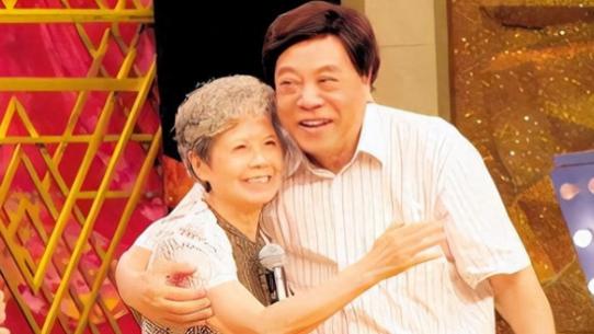 央视第一女主持人逝世，事业爱情圆满，唯独儿子成为她一生的遗憾