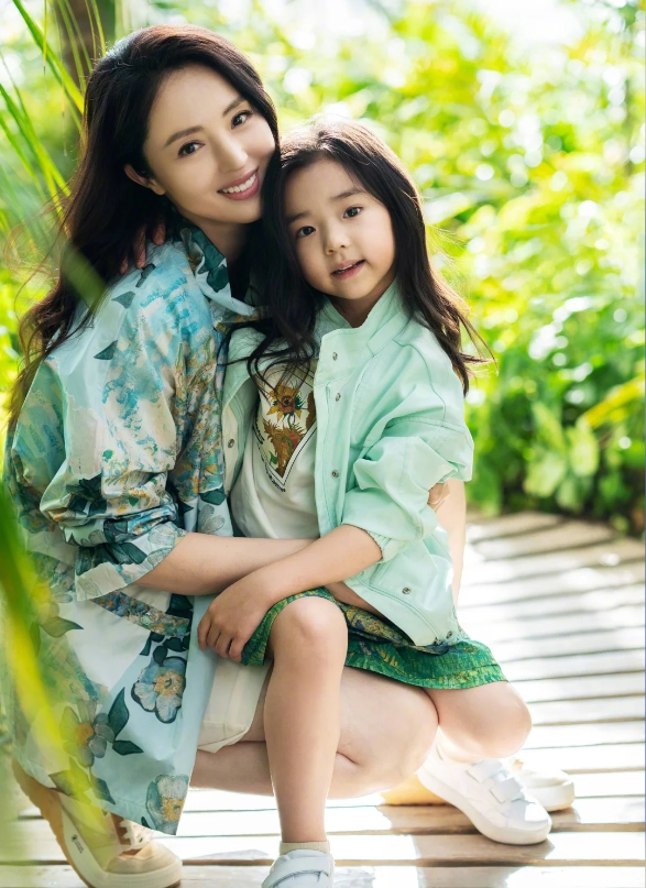 董璇女儿星途闪耀，娱乐圈新宠儿