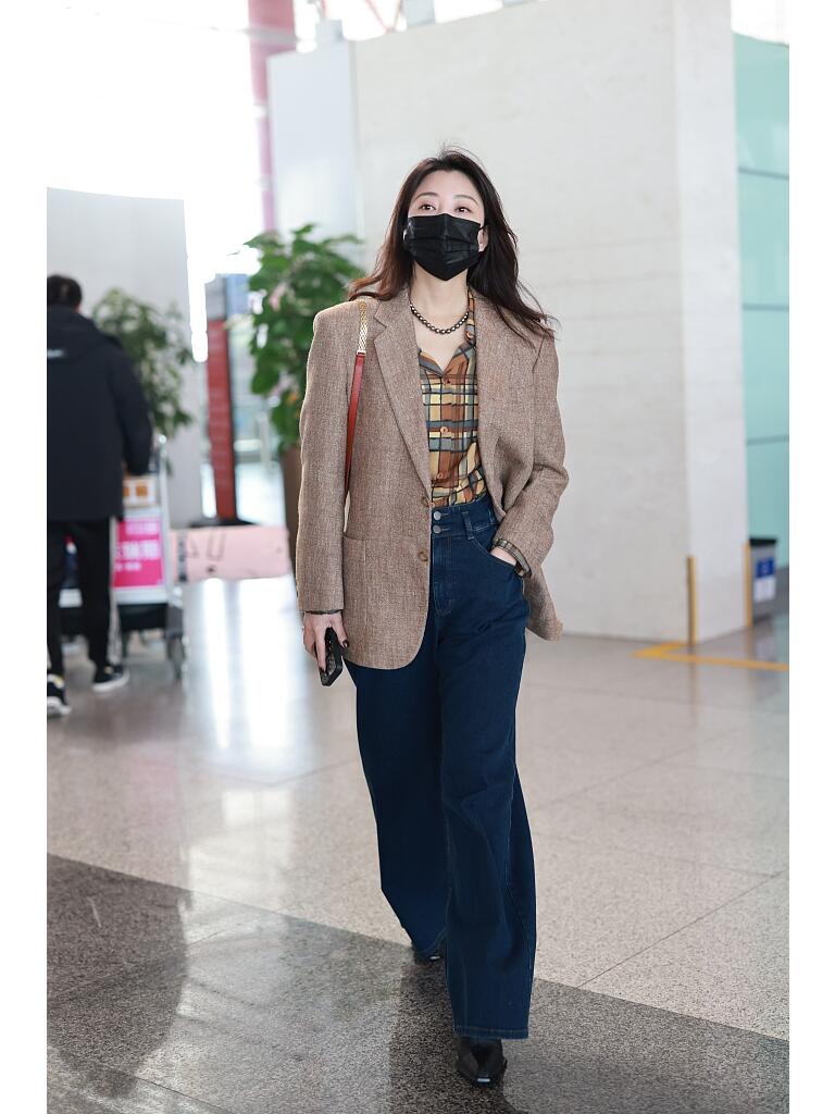 殷桃脖子上的项链很潮