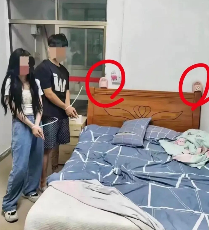 抓交易现场，为啥床头放拖鞋，辟邪吗！哈哈哈哈 [大笑][大笑][大笑][大笑][