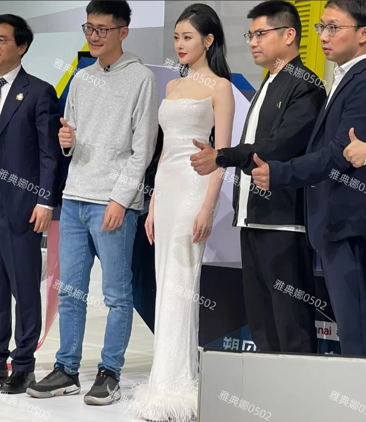 张天爱好看是好看，但本人年龄感很重怎么看都不是90后。
她真的很瘦，五官也很明艳