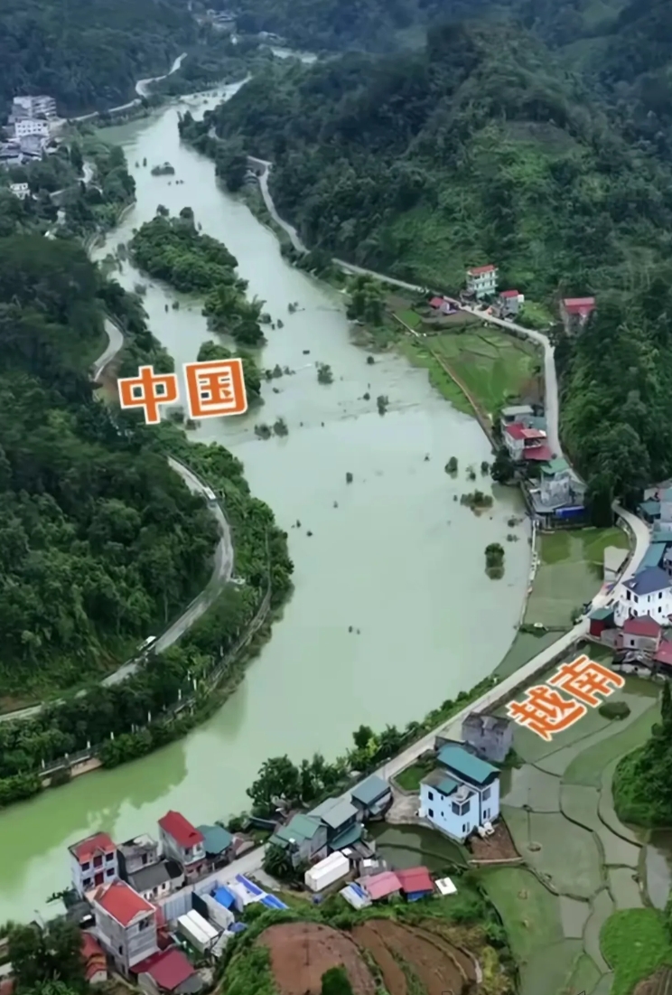 广西崇左与越南交界的地方，我国这边全部安装了隔离网，而越南那边就没有。当地人说隔