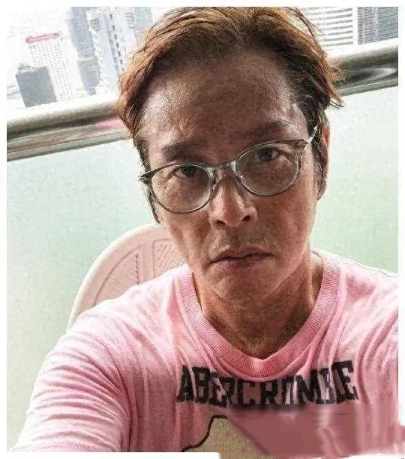 没想到曾经香港的歌王竟然变成了这个样子。 尽管他染了头发，尽量的做年轻打扮，但脸