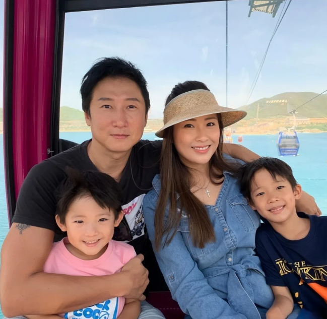 一次，主持人问洪天明的妻子周家蔚:“你儿子平时最怕你什么？”周家蔚一脸苦笑:“他