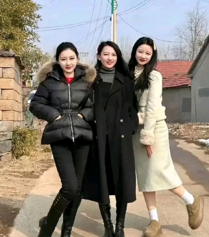 嘿，朋友们！今天给大家介绍俺村的三朵金花。那可真是各有千秋，魅力十足。第一位金花