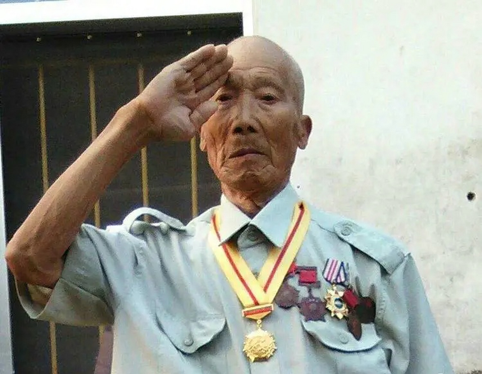 1951年，一位志愿军战士肩负着向阵地运送弹药的重任。当他历经艰辛终于抵达阵地时