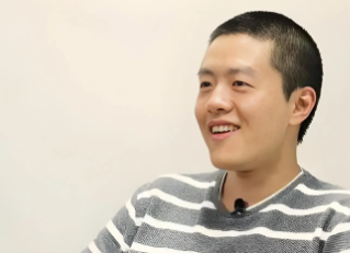 饺子说，我没钱到专业机构学习，

只能自己摸索，

结果发现自学有更多好处，
