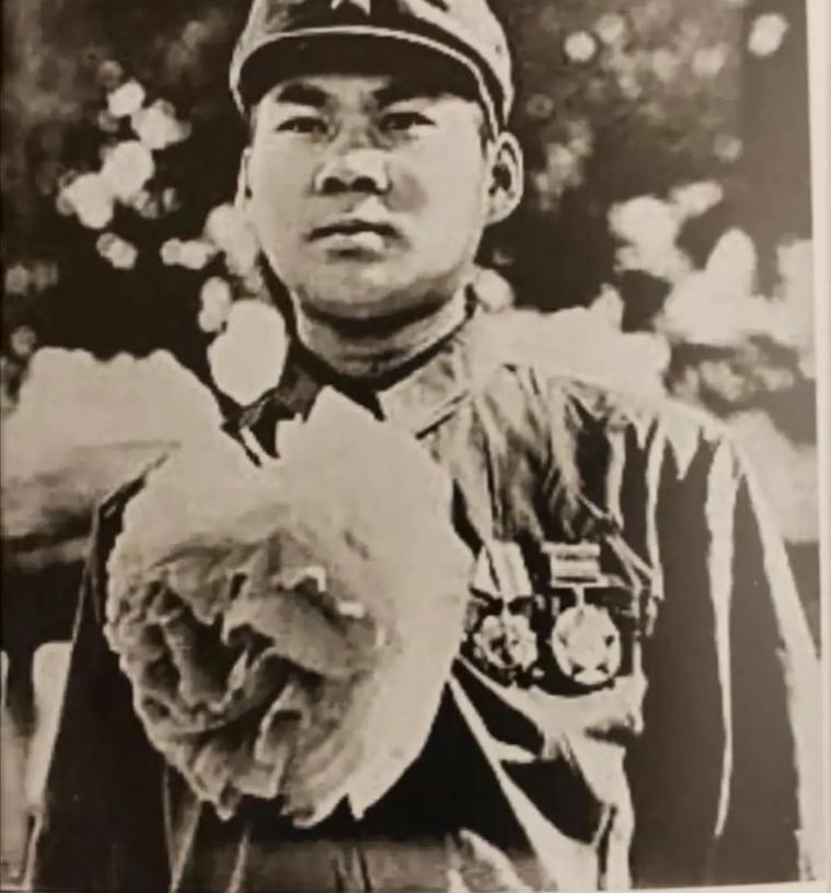 1979年，我军的炊事员肖家喜在越南战场受伤！可他却凭借过人的毅力，爬了九天，爬