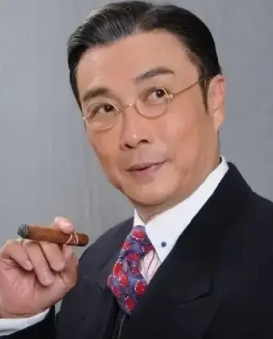一次，43岁的刘松仁在飞机上，看上了小他20岁的泰国空姐，于是，就开始砸钱追求她
