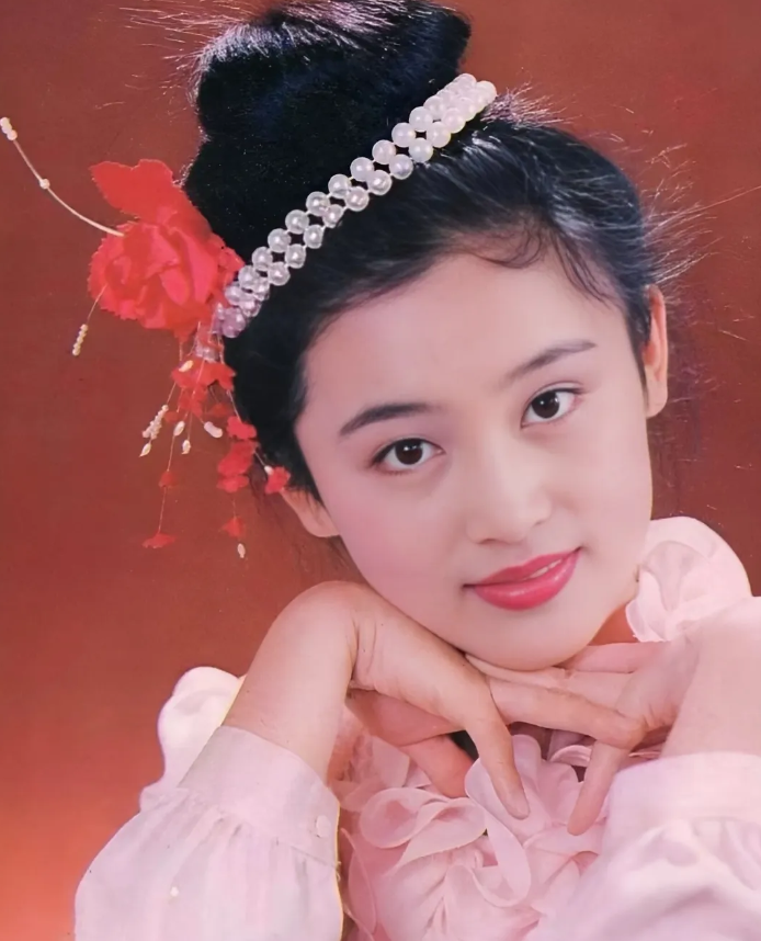 其实陈红年轻时就长着一张很成熟的脸，哪怕她的发型和头花非常的幼嫩，就是小少女的装