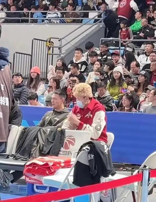 #cba# 周琦这是什么装扮，感冒这么严重嘛。
看着北京队直接被北控队打爆，一度