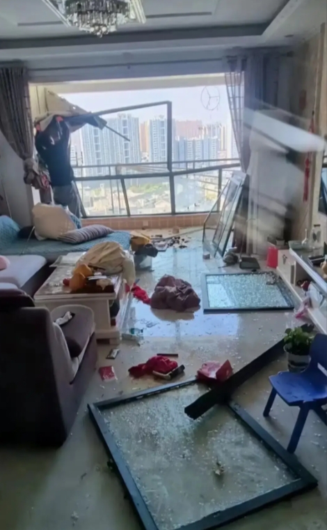 江西南昌，男子和妻子分房睡，他凌晨3点被窗外的风惊醒，去妻子房间查看，却发现，妻
