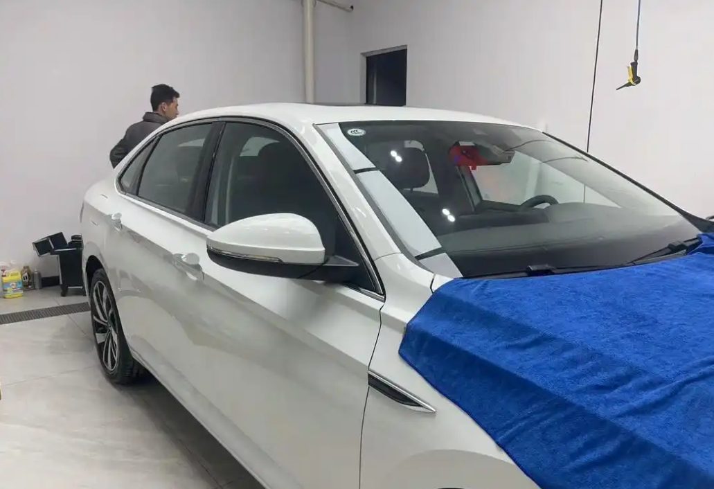 我同事花2000元贴的膜，还不如我大众4s店免费送的膜效果好，我跟你们讲讲当时是