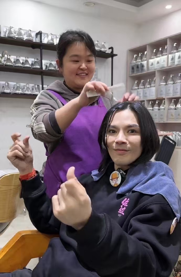向佐来找晓华剪发，我发现三个有意思的事