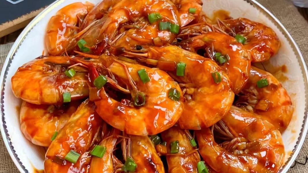 在家也能做的油焖大虾，鲜嫩多汁，全家老小都爱吃！