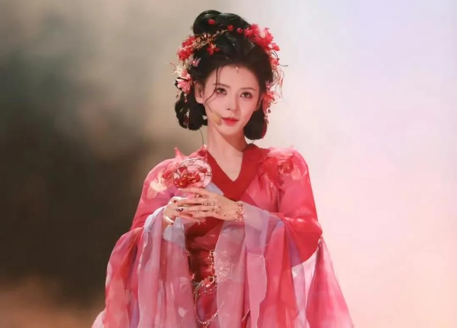 《乘风 2024》最糊一季，张予曦卡位 13 未成团。她初舞台靠脸惊艳，“哑巴新