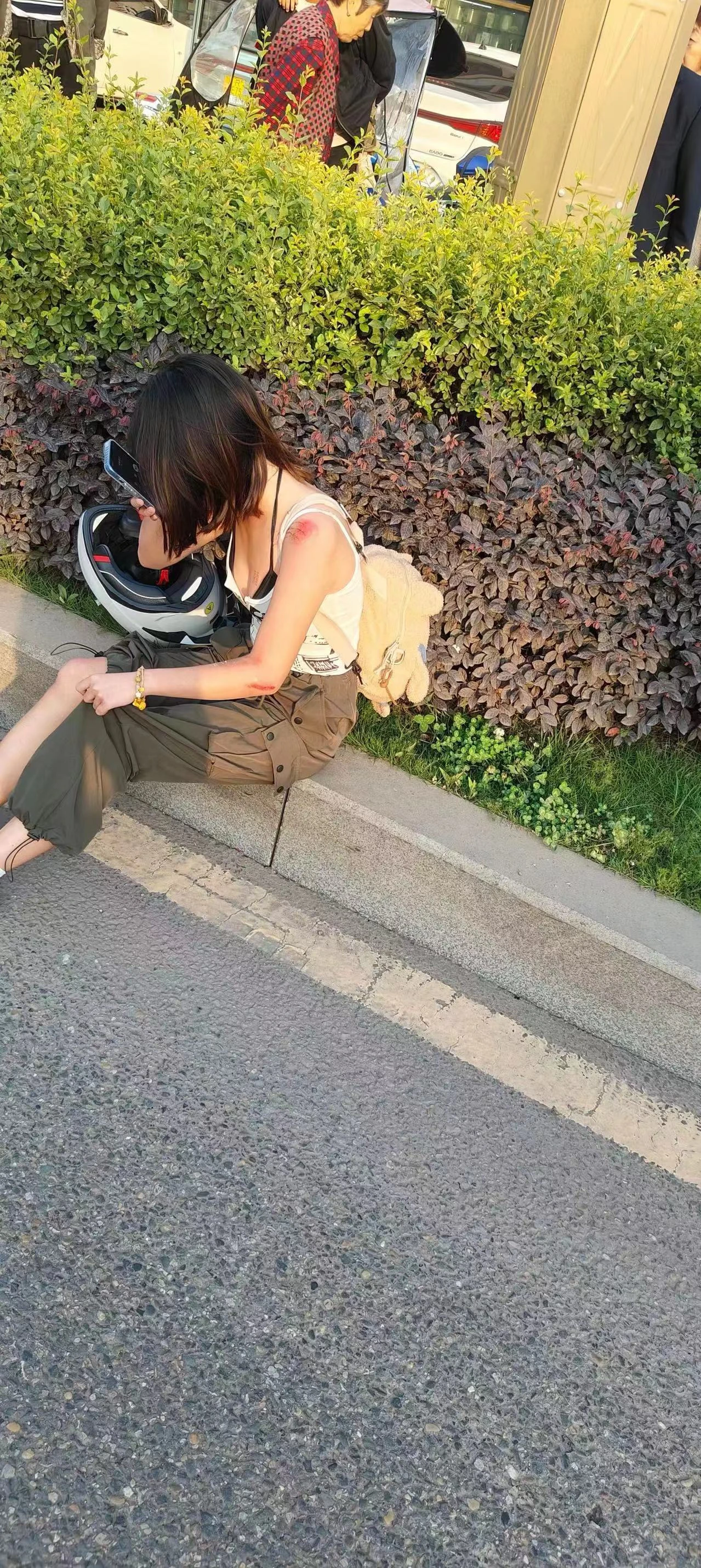 骑摩托还是要注意安全啊，你看小姐姐这摔得好心疼！