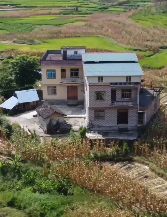 大家发现了吗？现在过年回家大家也不攀比车和房了，家家都有房有车，最关键的是讨论看