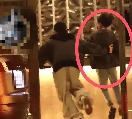 年少不知愁滋味。
大S在8岁的汪希箖还不懂什么是“死亡”的年纪就离开了。算来算去