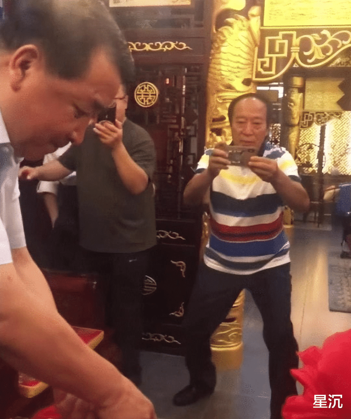 侯耀华：拜师应按照入门前后排序，但我本人是例外，牛群生气没用（侯耀华拜师仪式上师胜杰的发言录像）-第10张图片-九妖电影