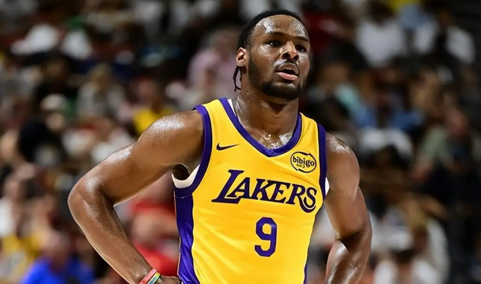 今天NBA季后赛继续进行，不过詹姆斯儿子布朗尼在场上又出现尴尬的一幕
比赛过程中